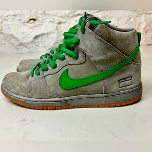 Nike SB Dunk High Silver Box Size 10.5
Men’s Brand New 313171-039